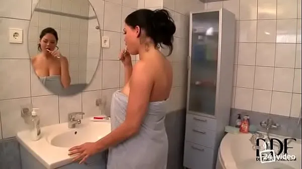 Une fille aux gros seins naturels se fait baiser sous la douche Films chauds