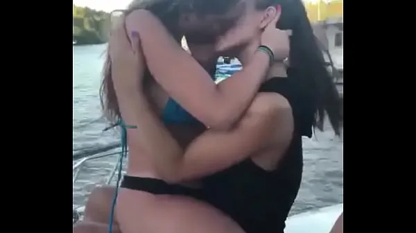 Kuumia Beautiful Argentinian Pendejas Partying on a Yacht (Video2 lämpimiä elokuvia