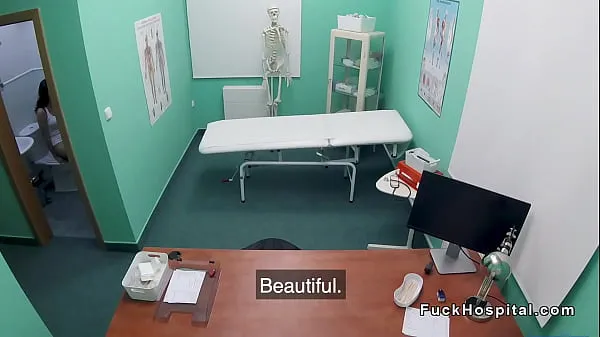 Docteur cogne patient spinner dans un faux hôpital Films chauds