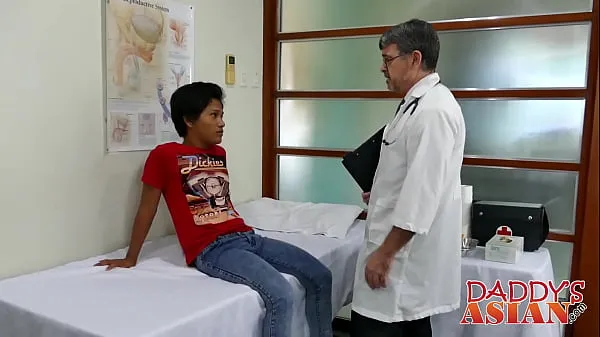 Hotte Asian twink banged by naughty doctor varme film