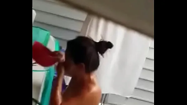 Young girl being filmed taking a shower Films chauds