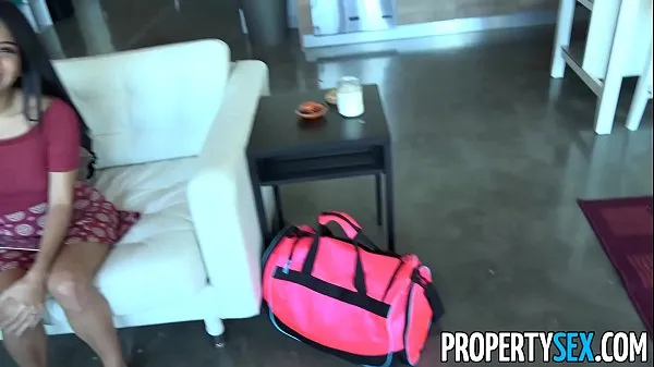 热PropertySex - Horny couch surfing woman takes advantage of male host温暖的电影