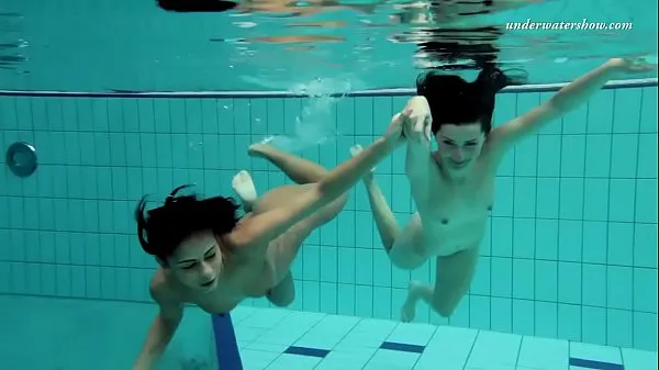 Nóng Teen nudists underwater. Nude hot girls swim underwater Phim ấm áp