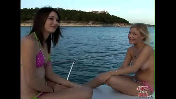 Vroči GIRLS GONE WILD - A Couple Of y. Lesbians Having Fun On A Boat topli filmi