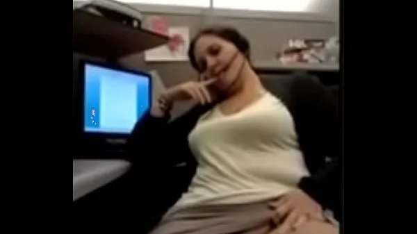 Vroči Milf On The Phone Playin With Her Pussy At Work topli filmi