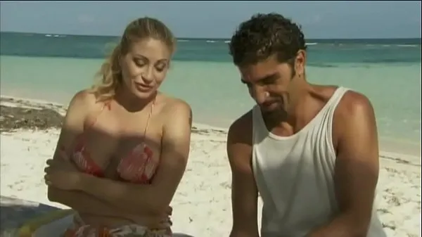 Heiße Der italienische Pornostar Vittoria Risi wird von zwei Seglern am Strand geficktwarme Filme
