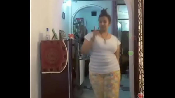 Gorące Hot desi indian bhabi shaking her sexi ass &boobs on bigo live...3ciepłe filmy