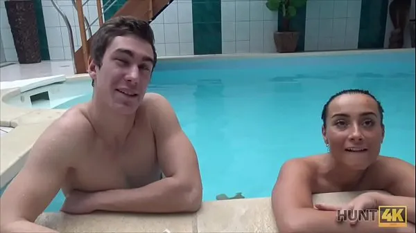 HUNT4K. Sex adventures in private swimming pool Filem hangat panas