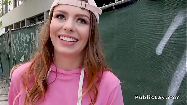 Hotte Teen with cap gets facial in public varme filmer