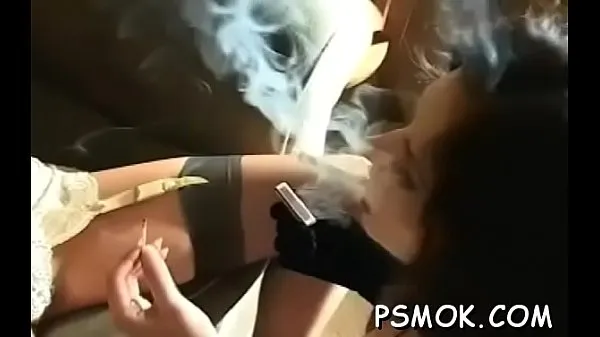 Scène de fumer avec miel aux gros seins Films chauds