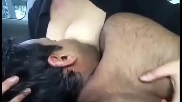 Hotte Indian Sexy hot horny milf teen stranger boob press in car varme film