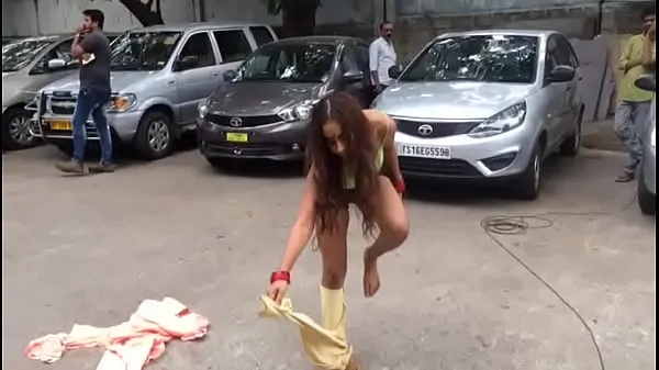 ホットな sri lanka women takes off some clothes in public 温かい映画
