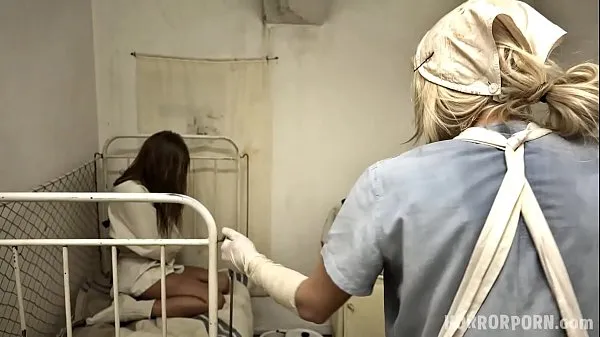 L'infirmière en chef folle a une salle remplie de filles et effrayées Films chauds