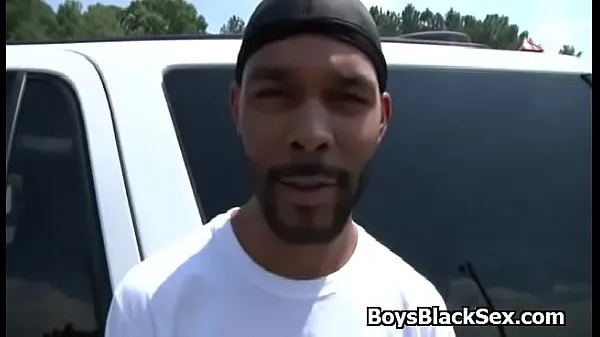 Gorące White gay man gives handjob in the car to black dudeciepłe filmy