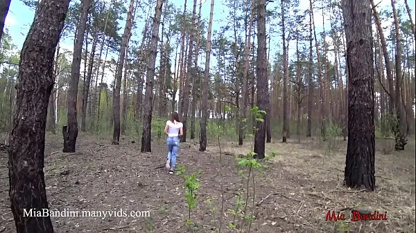 Vroči Public outdoor fuck for fit Mia in the forest. Mia Bandini topli filmi
