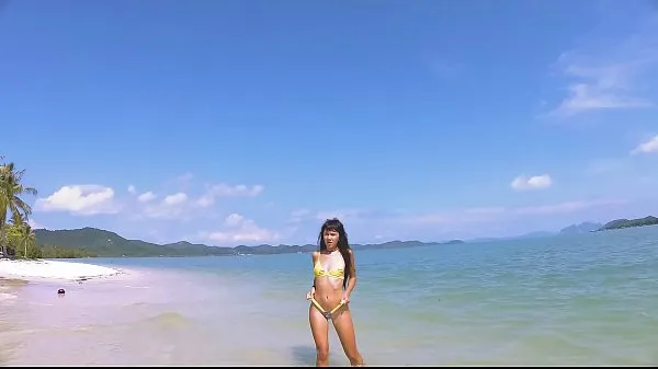 뜨거운 Micro bikini tease by sexy teen who walks on a beach 따뜻한 영화