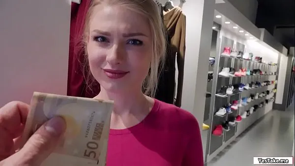 Žhavé Russian sales attendant sucks dick in the fitting room for a grand žhavé filmy