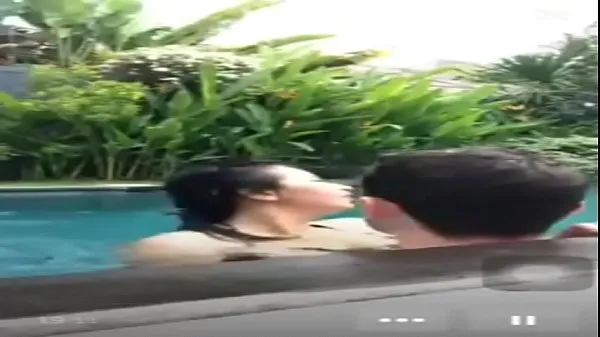 Quente Foda indonésia na piscina durante ao vivo Filmes quentes