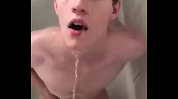 뜨거운 Young boy jacking off and taking a piss bath (piss 따뜻한 영화