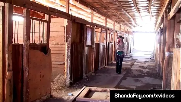 Quente A vaqueira canadense, Shanda Fay, monta seu pau esportivo em polainas de PVC e enquanto empurra seus quadris contra seu a. Quente, ela o faz jorrar sua porra! Vídeo completo e Shanda Fay Live Filmes quentes