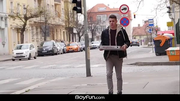 Menő Boyfun - Pizza Delivery Leads To Bareback Fuck meleg filmek