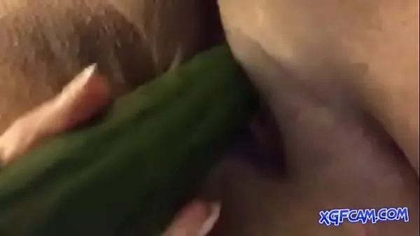 Cucumber makes chubby girlfriend come Film hangat yang hangat