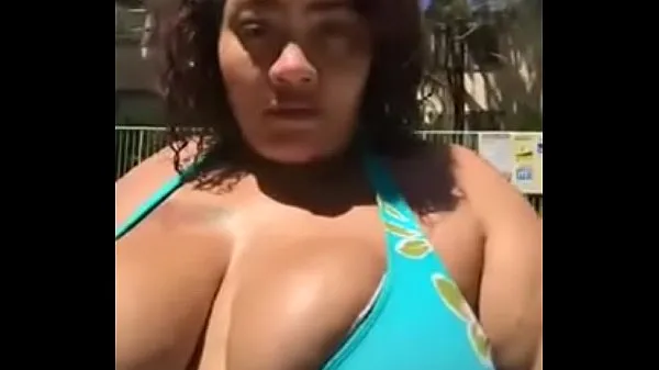 Busty BBW Teasing In Pool With Bikini On Film hangat yang hangat