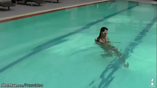 Hotte Amazing t-girl poses in bikini poolside and strips in shower varme filmer