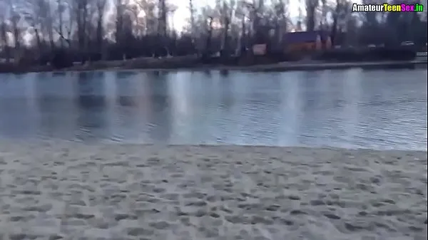 Brune parfaite entre dans la rivière sans vêtements - amateurteensex.fr Films chauds