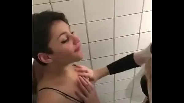 girls in bathroom bi Film hangat yang hangat