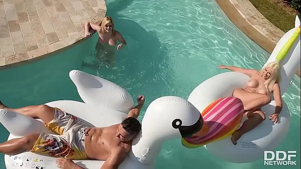 Vroči Katy Jayne & Vittoria Dolce's intense Poolside Threesome topli filmi