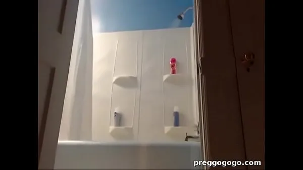 Chaude fille enceinte prenant une douche en webcam Films chauds