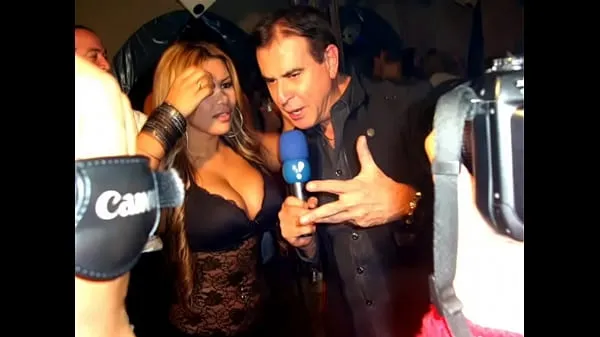 Sıcak DJ shows her breasts Sıcak Filmler