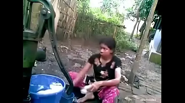 Горячие Дези деревенская девушка в ванне на открытом воздухетеплые фильмы