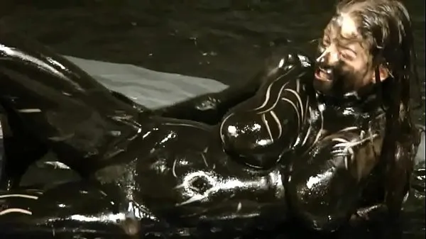 Brittany gers dirty in black oil Film hangat yang hangat