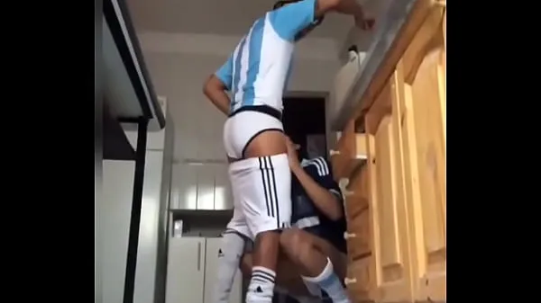 Young man sucking the pirocudo after football Filem hangat panas
