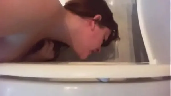 گرم This Italian slut makes you see how she enjoys with her head in the toilet گرم فلمیں