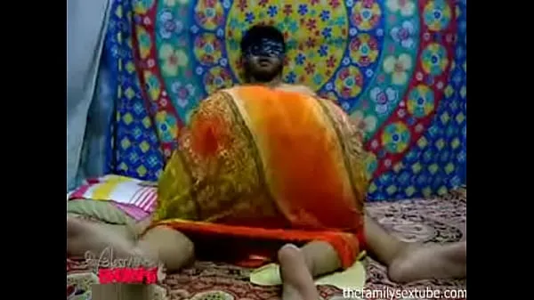 Hotte Indian has the biggest ass and shows at while sucking my cock varme filmer