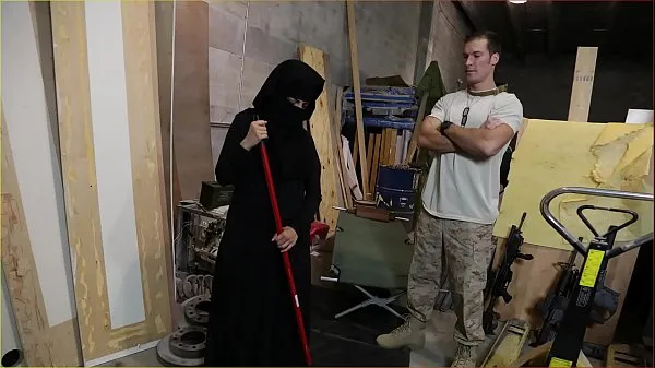 Hotte TOUR OF BOOTY - US Soldier Takes A Liking To Sexy Arab Servant varme filmer