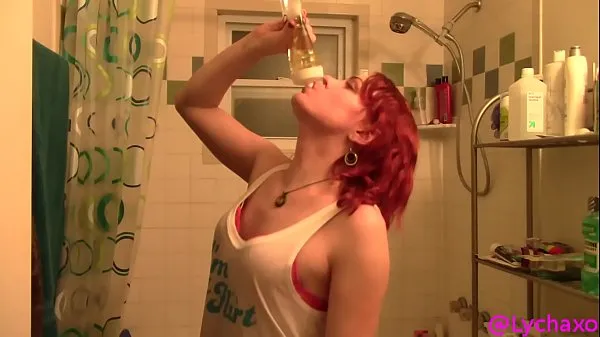 Hotte Lycha drinks piss from a sports bottle varme film