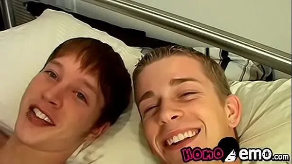 Hotte Two cute emo gay boys have hardcore anal sex until they cum varme filmer
