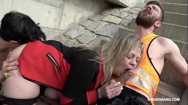 Hete This old slut is so horny she sucks 2 construction workers at once warme films