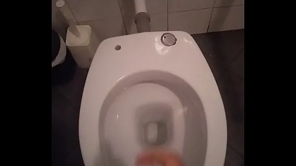 Vroči Masturbating in public toilet topli filmi