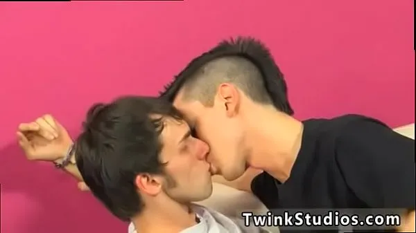 Gorące Emo gay twink gets gang fucked Colby London has a salami fetish andciepłe filmy