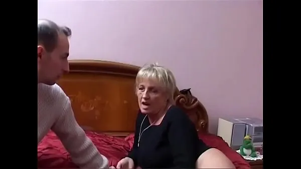Vroči Two mature Italian sluts share the young nephew's cock topli filmi