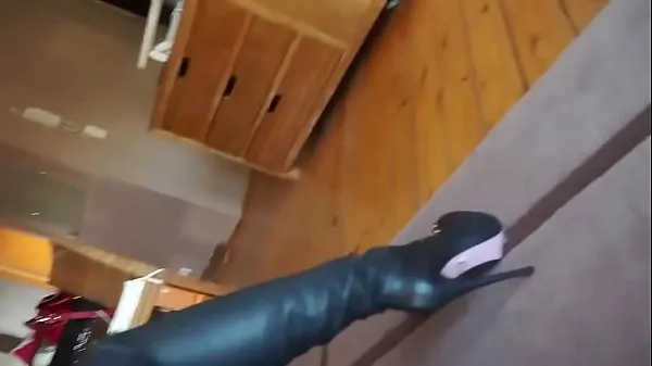Hotte julie skyhigh fitting her leather catsuit & thigh high boots varme film