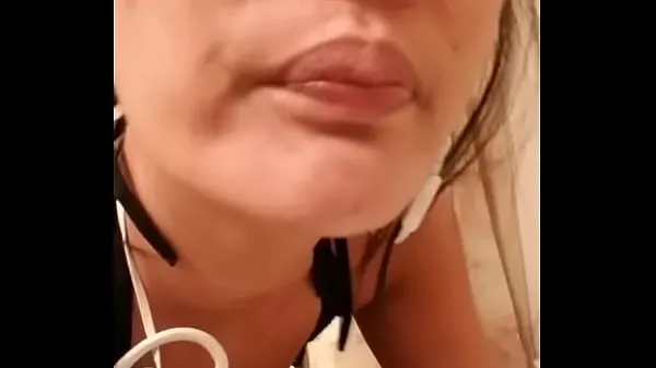 Sıcak Amateur wife pissing and rubbing clit then licking pee off toilet Sıcak Filmler