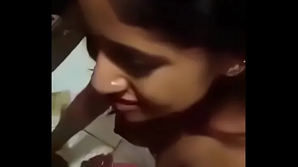 Vroči Desi indian Couple, Girl sucking dick like lollipop topli filmi
