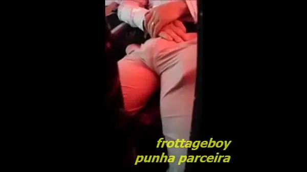 Quente A hot guy with a huge bulge in a bus Filmes quentes