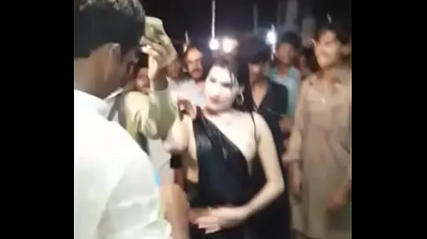 Kuumia Sexy Dance Mujra in public flashing boobs lämpimiä elokuvia